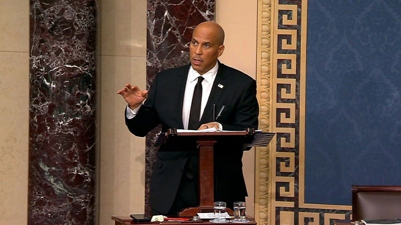 Thượng nghị sĩ Cory Booker phát biểu liên tục hơn một ngày. Ảnh: CNN