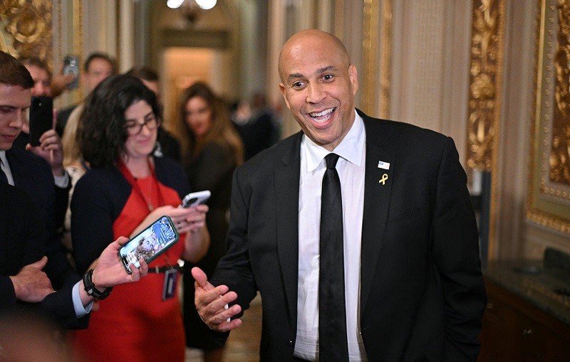 Ông Cory Booker sau khi kết thúc bài phát biểu dài kỷ lục. Ảnh: Getty