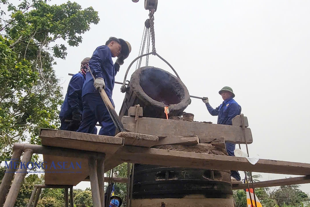 Nghi thức đúc đại hồng chung (chuông lớn) tại khuôn viên chùa Nhẫm Dương.