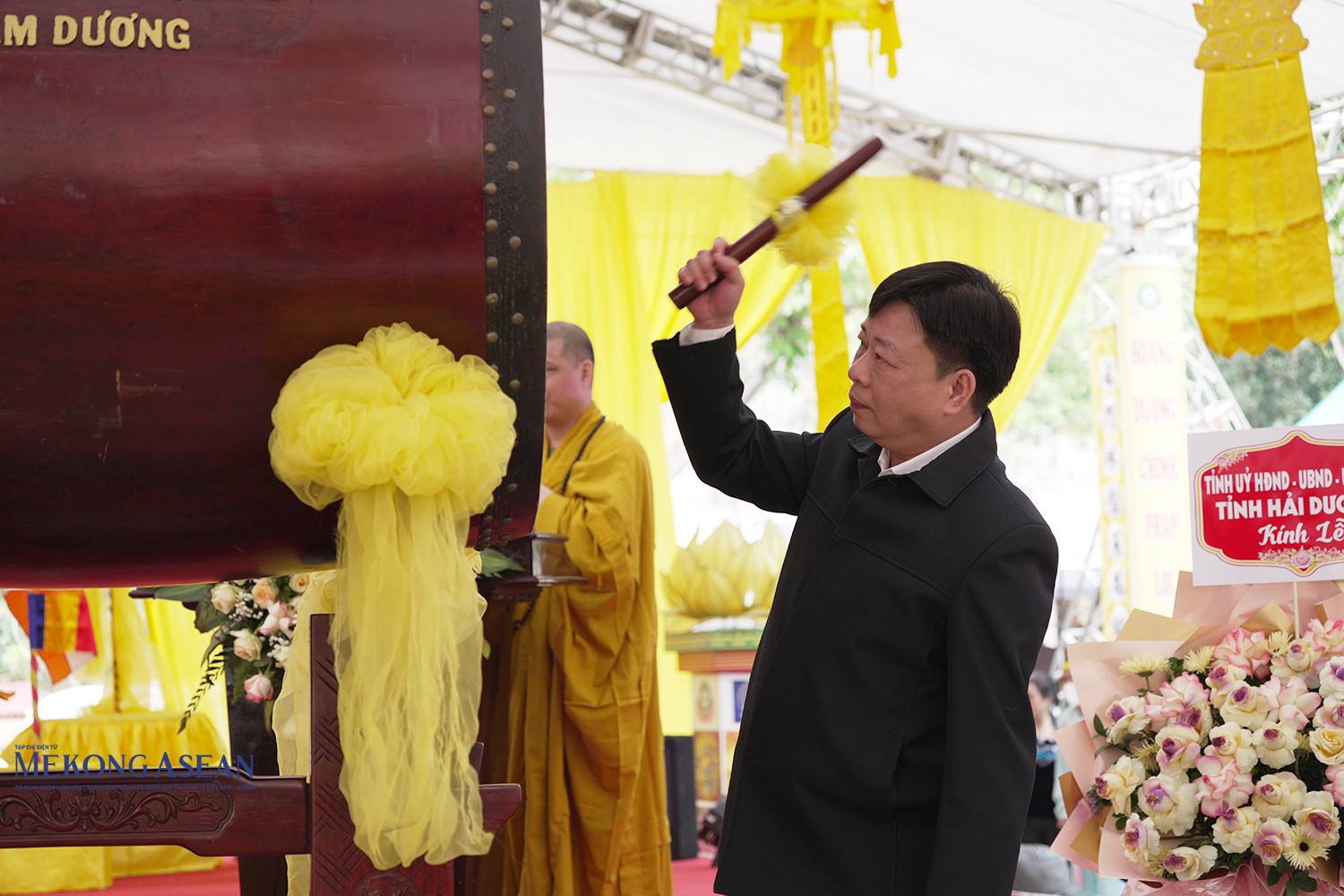 Ông Nguyễn Khắc Toản, Phó Chủ tịch HĐND tỉnh Hải Dương đánh trống khai hội.