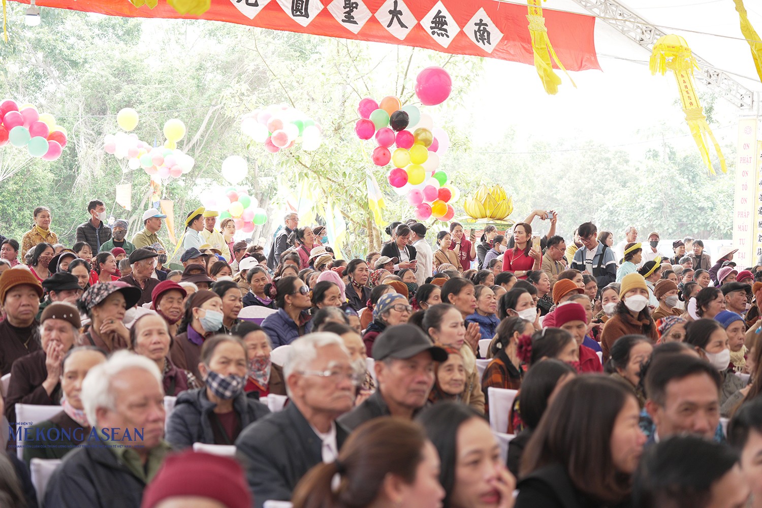 Đông đảo người dân và du khách thập phương đến dự lễ khai hội chùa Nhẫm Dương.