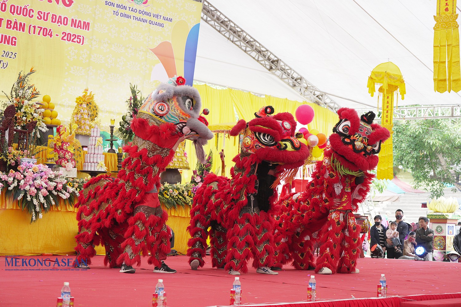 Một tiết mục múa lân tại lễ khai hội.