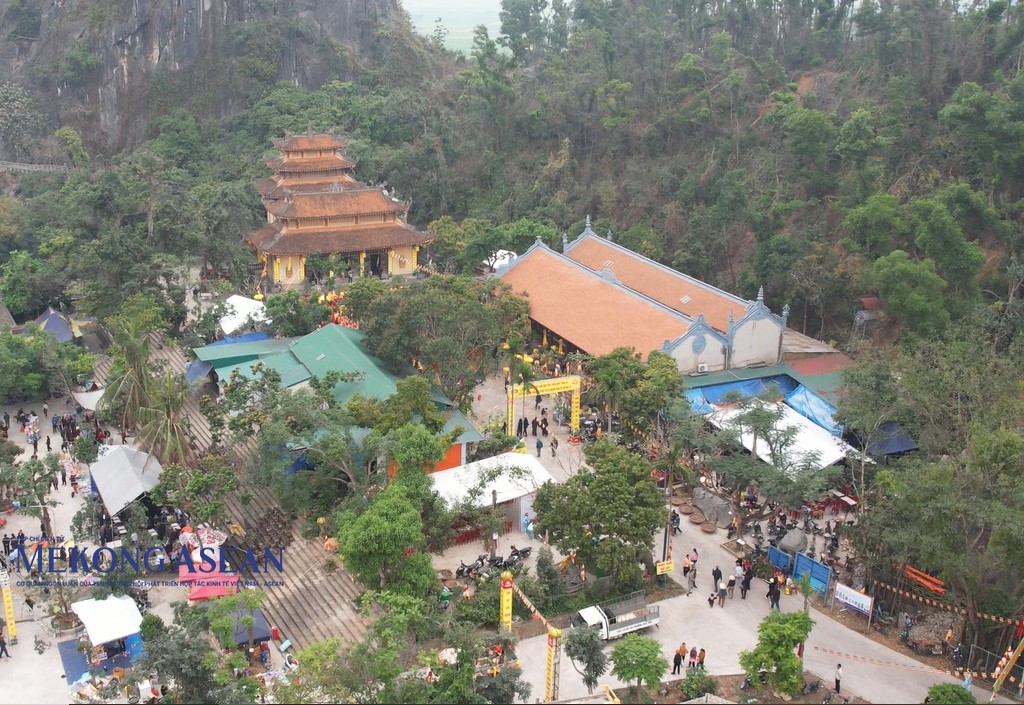 Một góc chùa Nhẫm Dương trong ngày lễ khai hội.