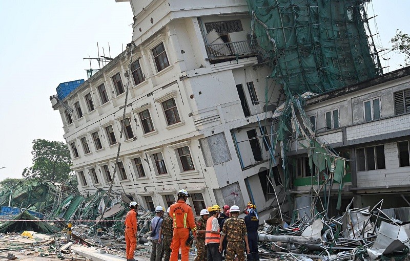 Các tòa nhà tại Myanmar vẫn tiếp tục đổ sập. Ảnh: Getty