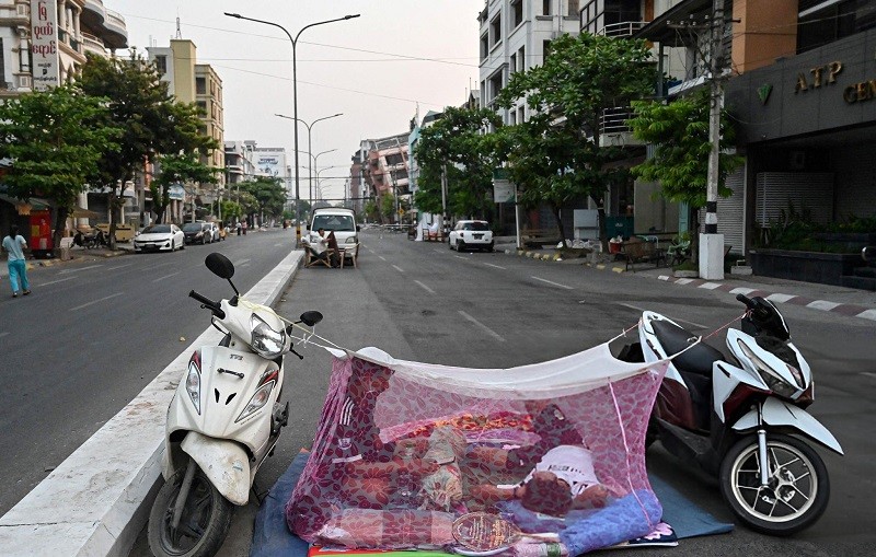Người dân ngủ ngoài đường tại thành phố Mandalay. Ảnh: Getty