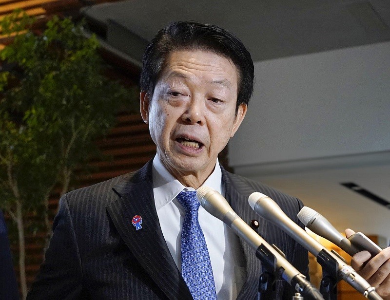 Bộ trưởng Yoji Muto tại Tokyo ngày 3/4. Ảnh: Kyodo News