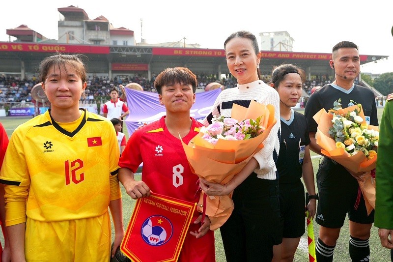 Đội trưởng Trương Thị Thảo Nguyên (số 8) nhận hoa từ Chủ tịch LĐBĐ Thái Lan Nualpham Lamsam (Madam Pang). Ảnh: Madam Pang