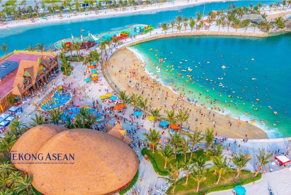Năm 2024 và 3 tháng đầu năm 2025, số lượng khách du lịch đến Hưng Yên ước đạt hơn 2 triệu lượt. Trong ảnh: Du khách trải nghiệm tại Khu đô thị sinh thái Vinhomes Ocean Park 2, huyện Văn Giang.