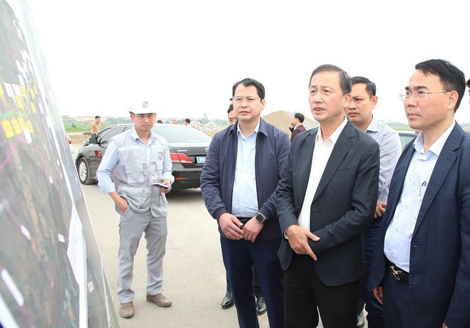 Phó Chủ tịch UBND tỉnh Hưng Yên Nguyễn Hùng Nam kiểm tra thực địa dự án đường Tân Phúc - Võng Phan (giao ĐT.378). Ảnh: Phạm Đăng.