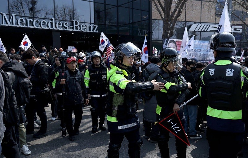 Cảnh sát chống bạo động tại Seoul ngày 4/4. Ảnh: Getty