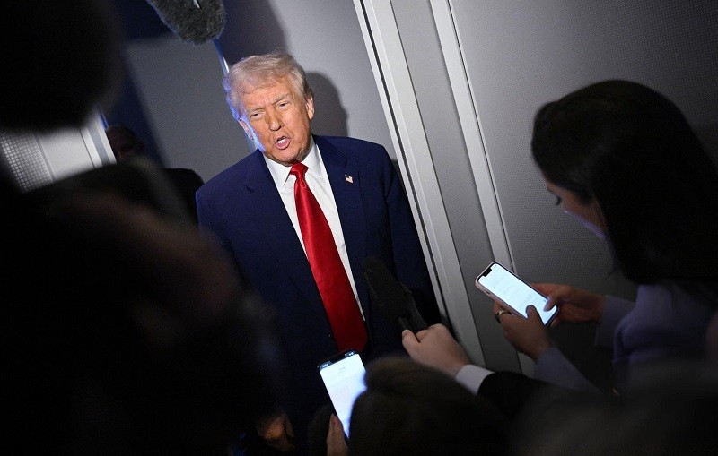 Tổng thống Donald Trump trả lời phóng viên trên chuyên cơ. Ảnh: AFP
