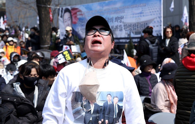 Người ủng hộ ông Yoon Suk-yeol tụ tập xung quanh trụ sở Tòa án Hiến pháp tại Seoul. Ảnh: Getty