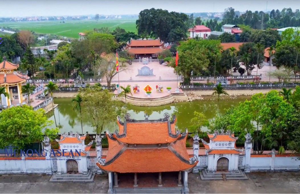 Đền Bia tọa lạc tại thôn Văn Thai, xã Cẩm Văn, huyện Cẩm Giàng, tỉnh Hải Dương, cách Quốc lộ 5A khoảng chừng 6km.