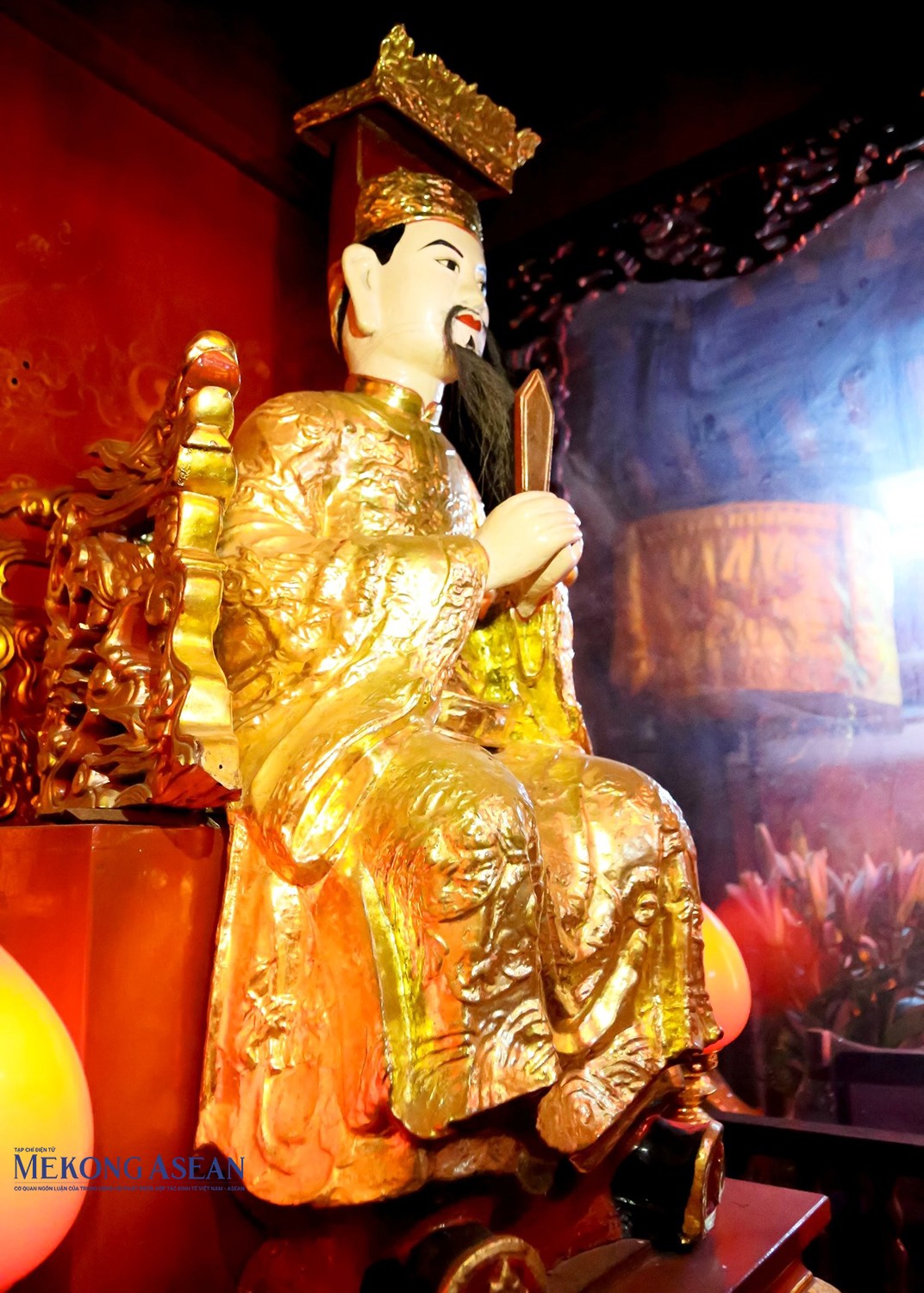 Tượng Đại danh y - Thiền sư Tuệ Tĩnh trong Hậu cung đền Bia.