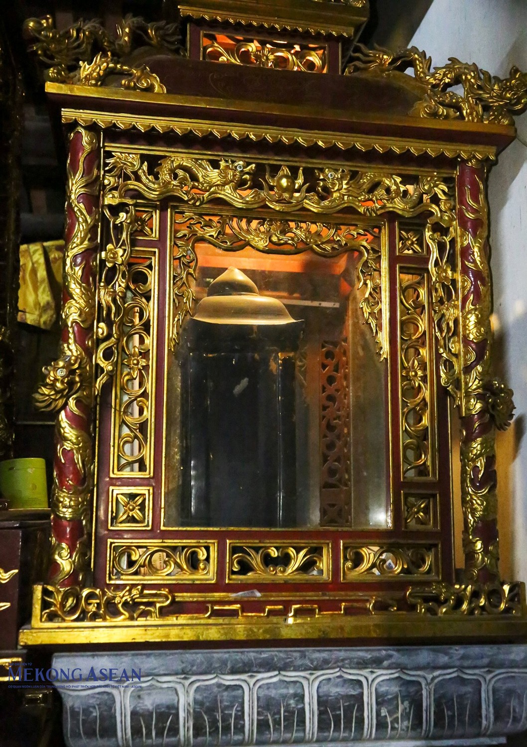 Tấm bia khắc lời di nguyện của Đại danh y - Thiền sư Tuệ Tĩnh được đặt trong khám thờ, bên trong đền Bia.