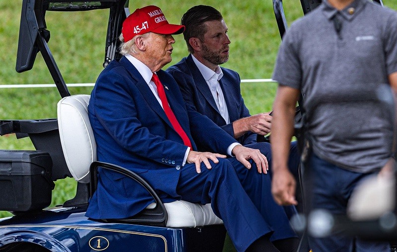 Tổng thống Donald Trump cùng con trai Eric Trump tại sân golf Trump National Doral Miami. Ảnh: Getty