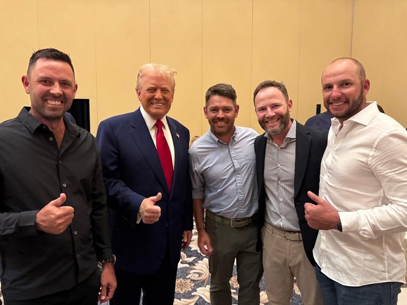 Ông Trump và ban tổ chức giải LIV Golf tại Miami. Ảnh: Truthsocial/ Donald J. Trump