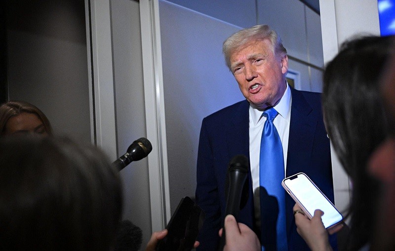 Tổng thống Donald Trump trên chuyên cơ ngày 6/4. Ảnh: Getty