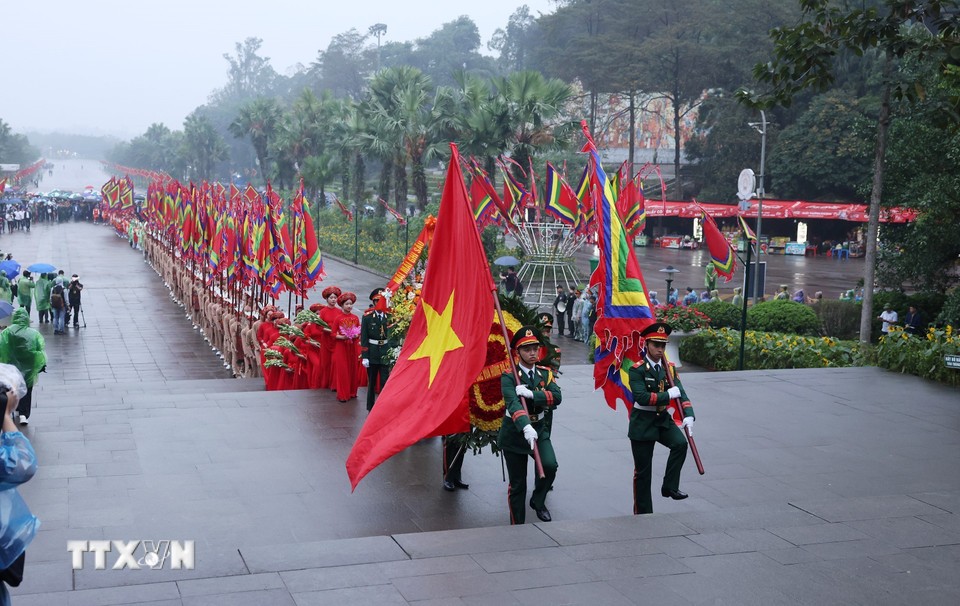 Đoàn dâng hương khởi hành lên núi Nghĩa Lĩnh. Ảnh: TTXVN.