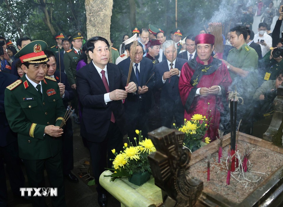 Chủ tịch nước Lương Cường cùng đoàn đại biểu Trung ương, tỉnh Phú Thọ khởi hành lên núi Nghĩa Lĩnh dâng hương tưởng nhớ các Vua Hùng. Ảnh: TTXVN.