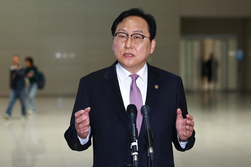Bộ trưởng Cheong In-kyo tại sân bay Incheon tối ngày 8/4. Ảnh: Yonhap