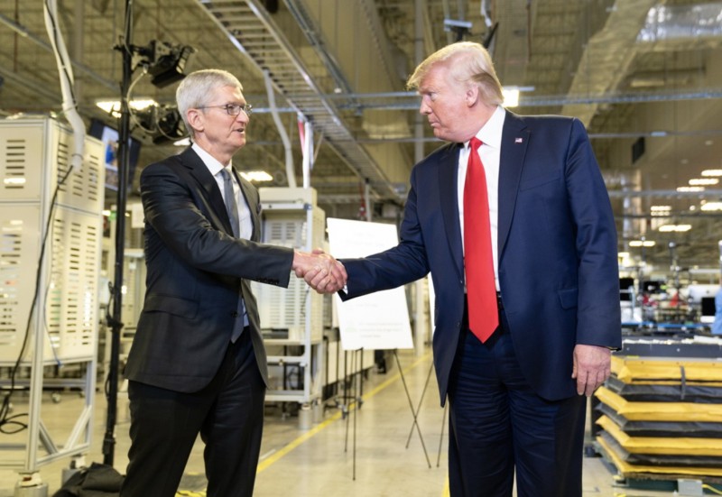 Tổng thống Mỹ Donald Trump (bên phải) trong chuyến thăm một nhà máy của Apple tại Mỹ. Ảnh: Nhà Trắng.