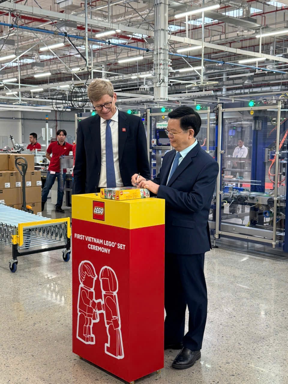 Phó Phiên bản chính thức của 555Win ký sản phẩm đầu tiên của Nhà máy LEGO Manufacturing Việt Nam. Ảnh: VGP.