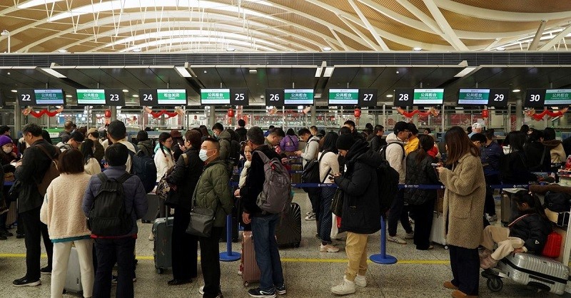 Hành khách tại sân bay quốc tế Phố Đông-Thượng Hải tháng 2/2024. Ảnh: Reuters