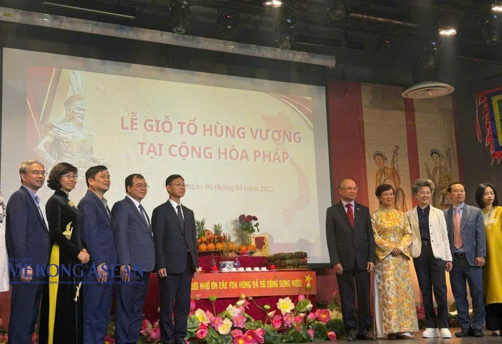 Đoàn Việt Nam tham dự Lễ Giỗ Tổ Hùng Vương tại Trung tâm Văn hoá Việt Nam tại Pháp.