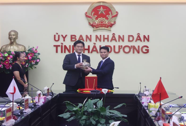 Chủ tịch UBND tỉnh Hải Dương tặng quà lưu niệm cho đại diện Tập đoàn AEON tại Việt Nam.