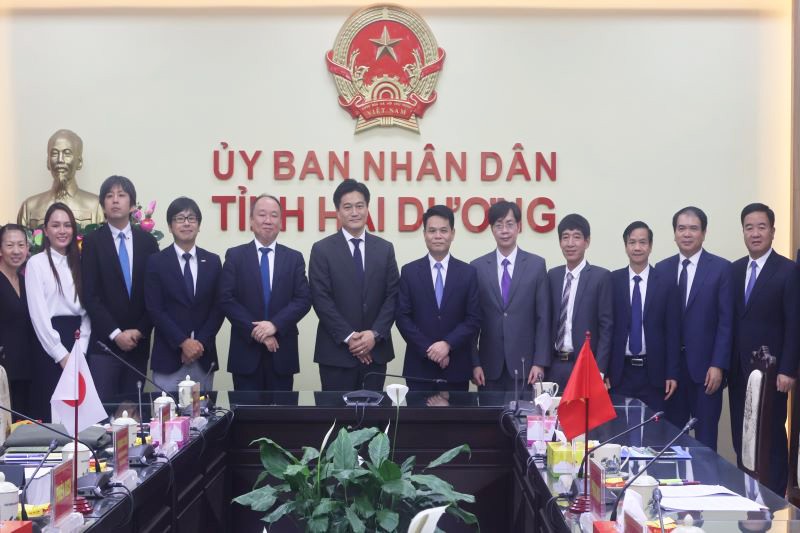 Các đại biểu chụp ảnh lưu niệm.