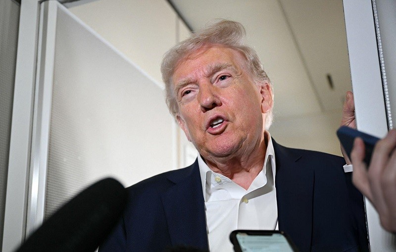 Tổng thống Trump trên chuyên cơ ngày 11/4. Ảnh: AFP