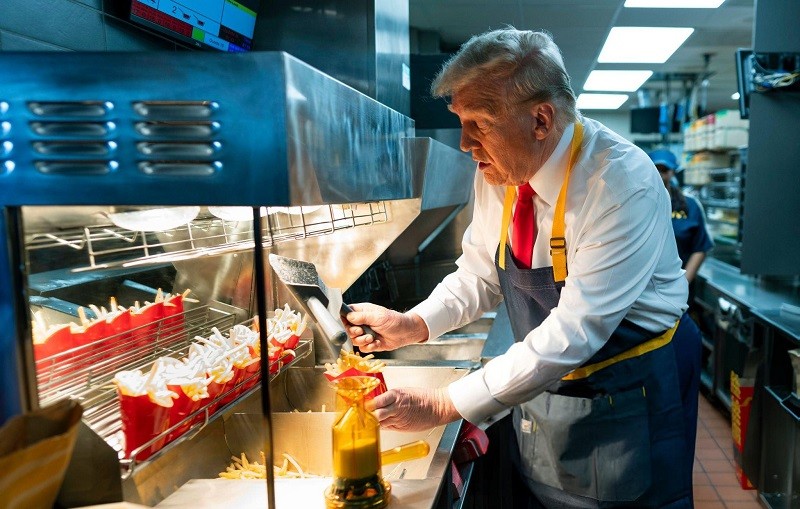 Tổng thống Trump tại cửa hàng McDonald's ở bang Pennsylvania tháng 10/2024. Ảnh: Getty