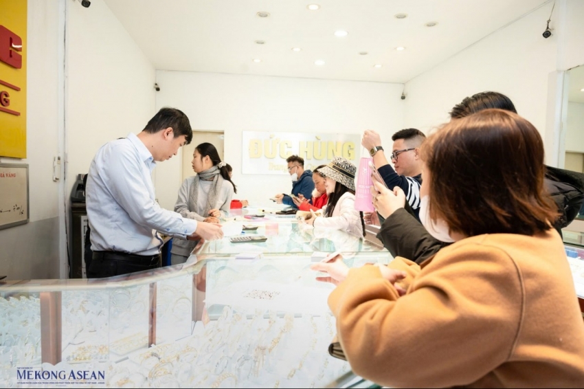 Giá vàng trong nước vọt lên 107,5 triệu đồng, thế giới hạ nhiệt