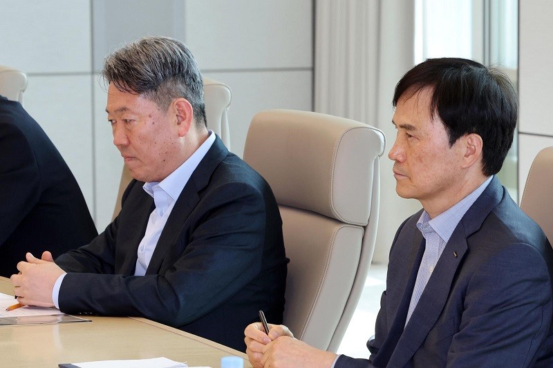 CEO POSCO Lee Hee-geun (phải) và CEO Hyundai Steel Seo Gang-hyun tại Seoul ngày 13/3. Ảnh: Yonhap