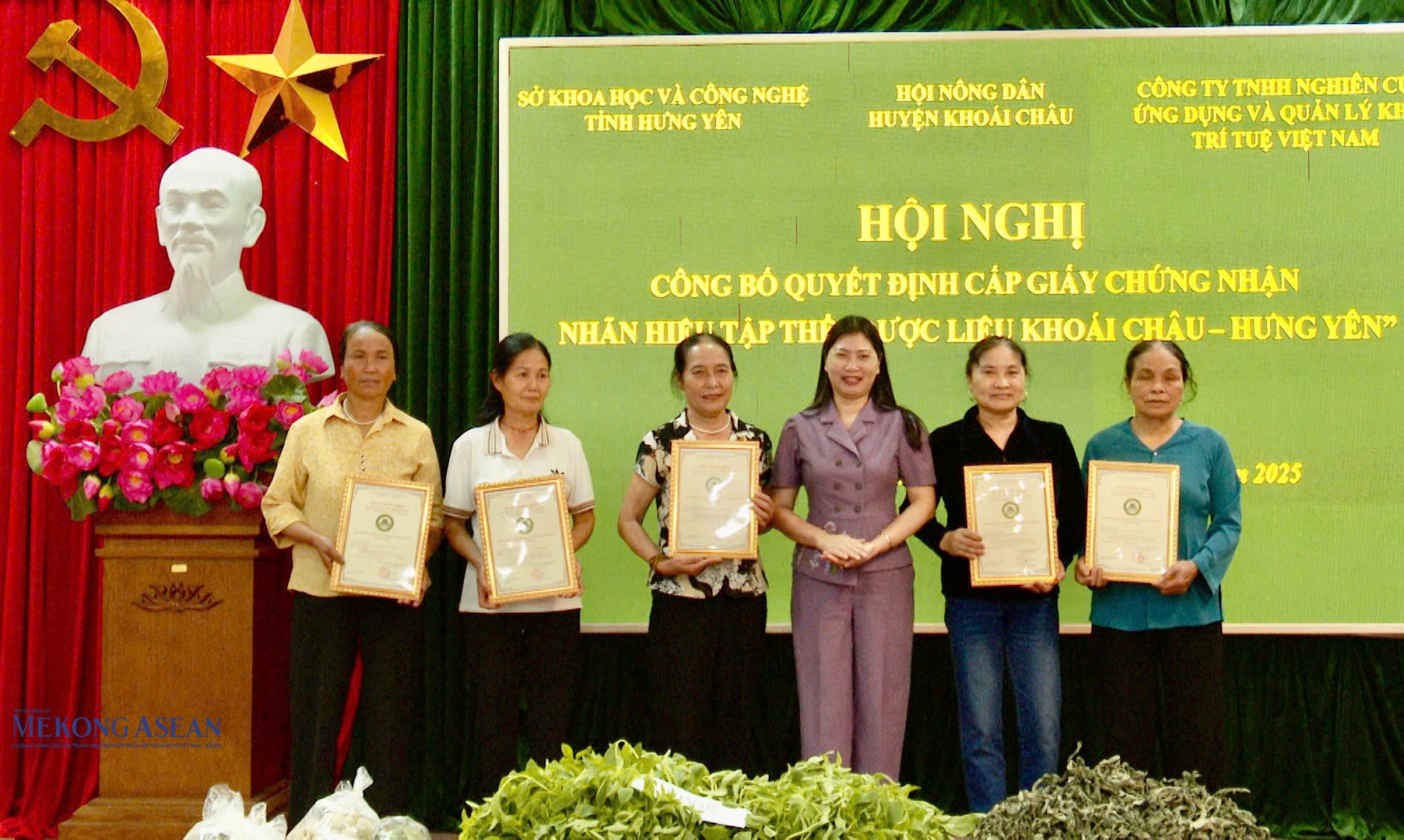 5 hộ sản xuất nhận giấy chứng nhận quyền sử dụng nhãn hiệu tập thể “Dược liệu Khoái Châu - Hưng Yên” đợt 1.