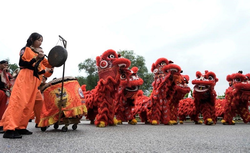 Chương trình biểu diễn văn hóa nghệ thuật chào mừng tại Lễ đón Tổng Bí thư, Chủ tịch nước Trung Quốc Tập Cận Bình tại Sân bay quốc tế Kuala Lumpur. Ảnh: Tân Hoa xã