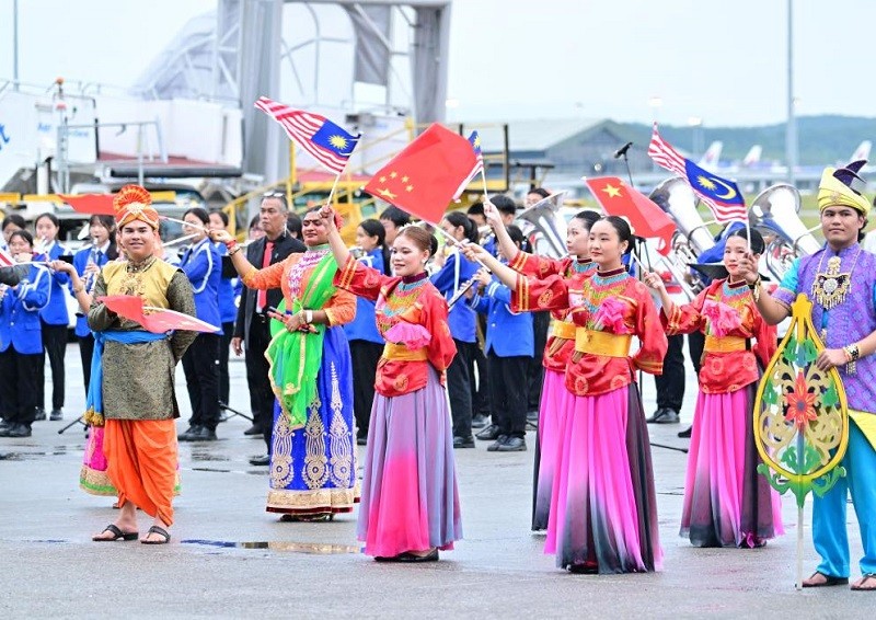 Người dân chào đón Tổng Bí thư, Chủ tịch nước Trung Quốc Tập Cận Bình và đoàn cấp cao Trung Quốc tại sân bay quốc tế Kuala Lumpur. Ảnh: Tân Hoa xã