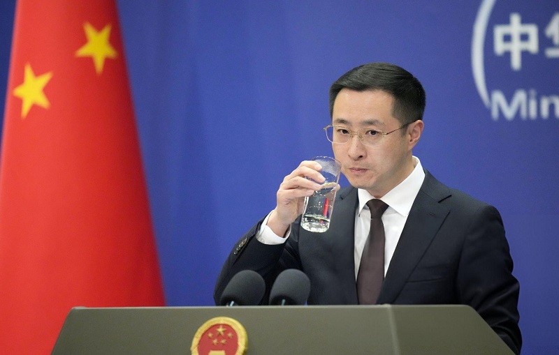 Phát ngôn Bộ Ngoại giao Trung Quốc Lâm Kiếm tại cuộc họp báo ở Bắc Kinh. Ảnh: Getty