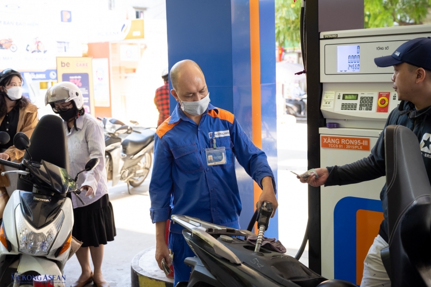 Giá xăng RON 95 thấp kỷ lục trong vòng 4 năm, xuống mốc 18.000 đồng/lít