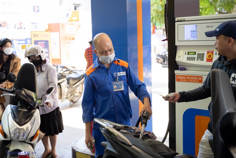 Giá xăng RON 95 thấp kỷ lục trong vòng 4 năm, xuống mốc 18.000 đồng/lít
