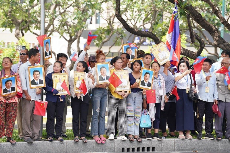 Người dân Campuchia chào đón Chủ tịch Trung Quốc Tập Cận Bình. Ảnh: Khmer Times