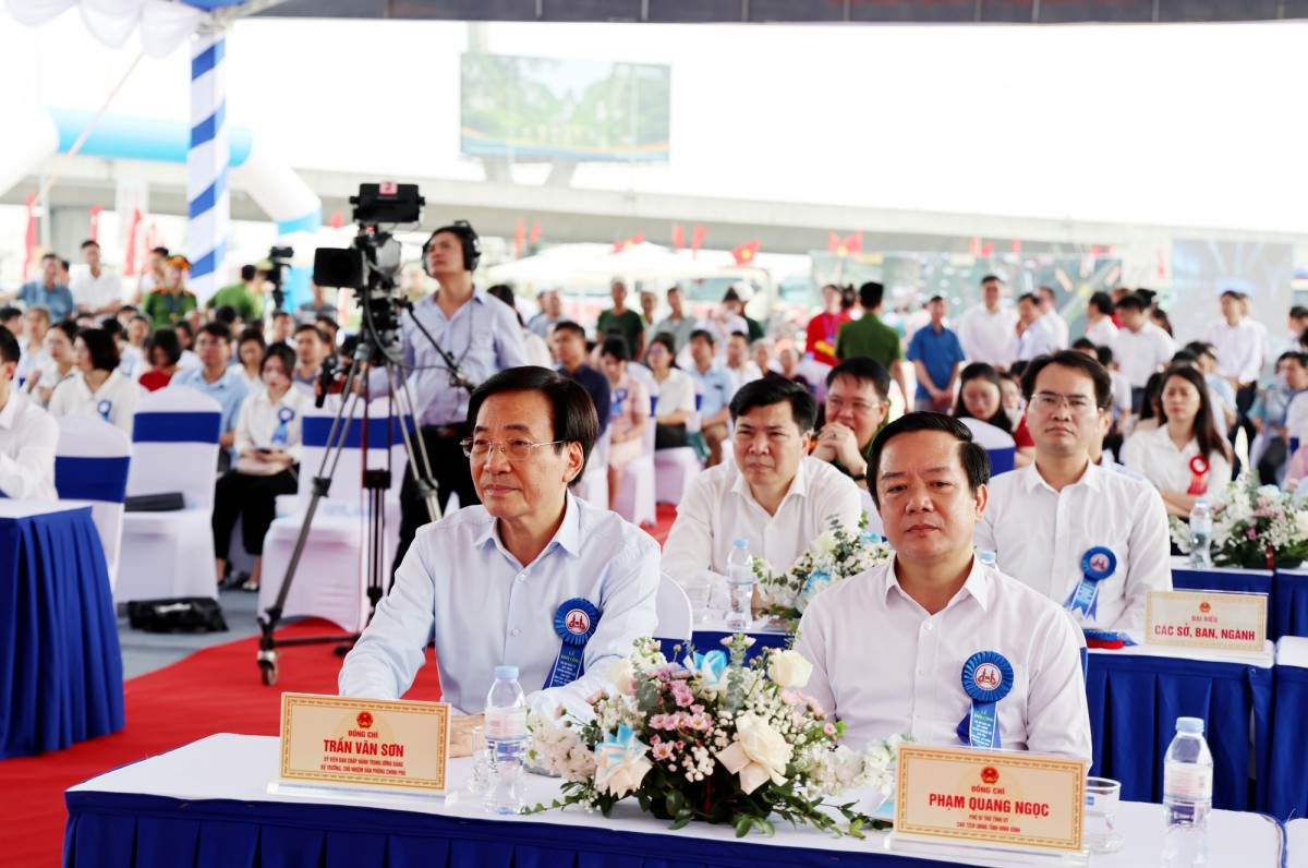 Bộ trưởng, Chủ nhiệm VPCP dự khởi công Dự án tuyến đường bộ cao tốc Ninh Bình - Hải Phòng. Ảnh: VGP.