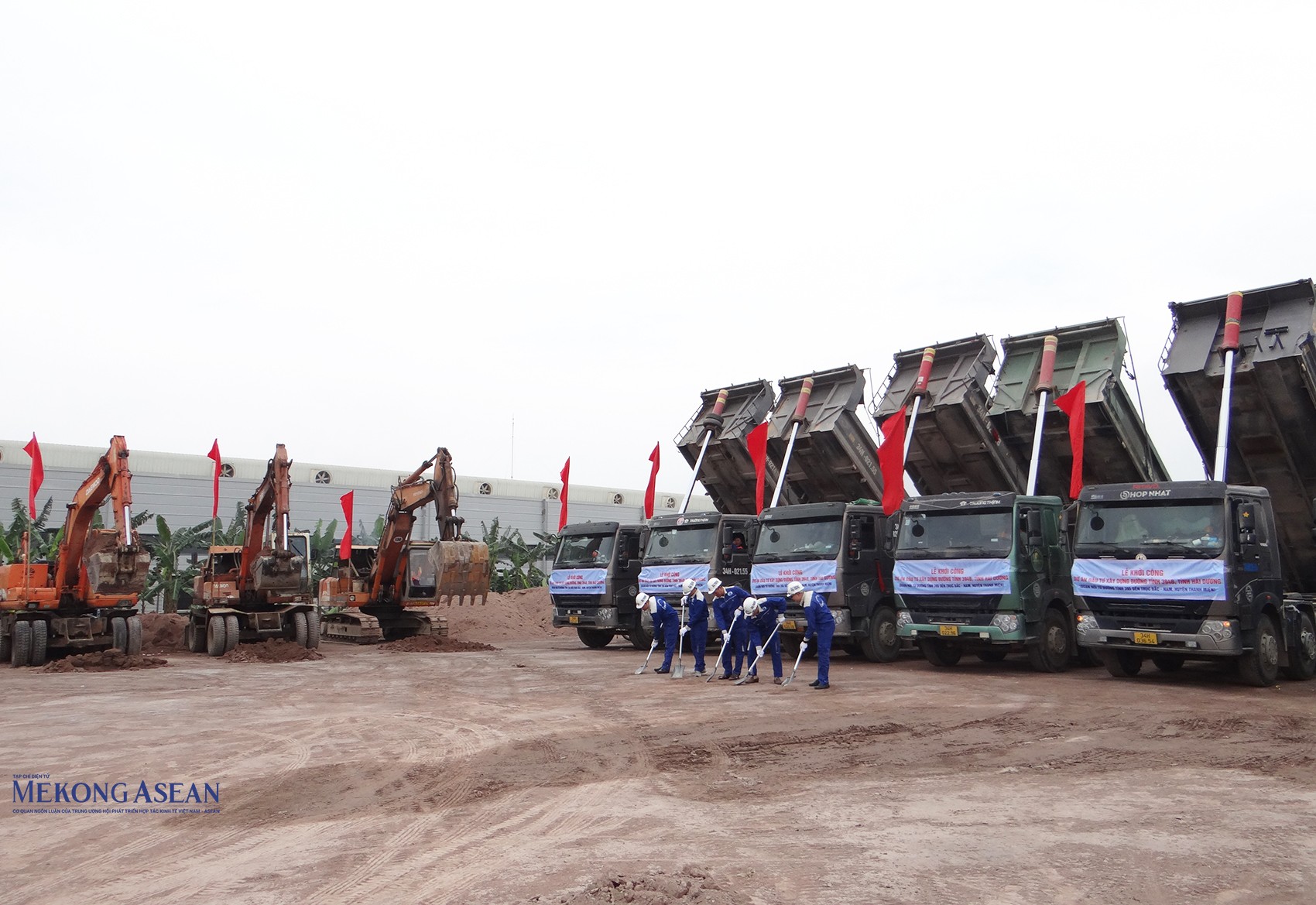 Các 555win 500 nhà cái cá cược, đơn vị, nhà thầu thi công cùng các phương tiện, máy móc thực hiện nghi thức khởi công dự án đầu tư xây dựng đường tỉnh 394B, tỉnh Hải Dương (đoạn nối từ đường tỉnh 395 đến đường trục Bắc - Nam huyện Thanh Miện). Ảnh: Phùng Nguyện.