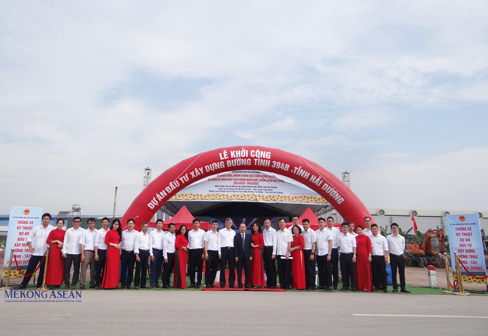 Các đại biểu chụp ảnh lưu niệm. Ảnh: Phùng Nguyện.