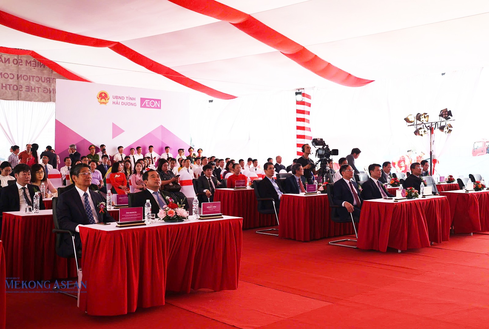 Các đại biểu dự lễ khởi công.