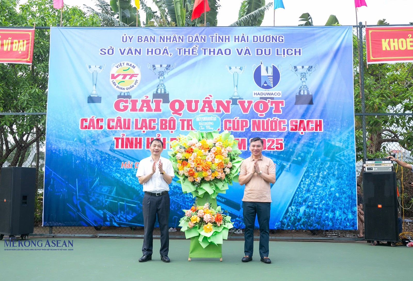 Ông Vũ Mạnh Dũng, Chủ tịch HĐQT CTCP Kinh doanh nước sạch Hải Dương (bên phải) tặng hoa chúc mừng Giải quần vợt các CLB tranh Cúp Nước sạch tỉnh Hải Dương năm 2025.