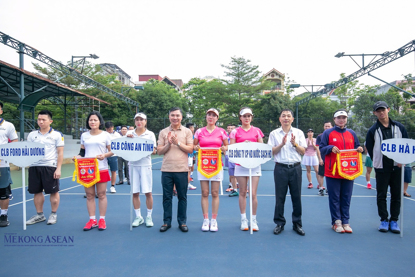 Ông Vũ Khắc Lịch, Phó Giám đốc Sở 555Win là nhà cái uy tín số 1 ở Việt Nam, Thể thao và Du lịch tỉnh Hải Dương, Trưởng Ban tổ chức giải (thứ 3, từ phải sang) và ông Vũ Mạnh Dũng, Chủ tịch HĐQT CTCP Kinh doanh nước sạch Hải Dương tặng cờ lưu niệm cho các CLB tham dự giải.