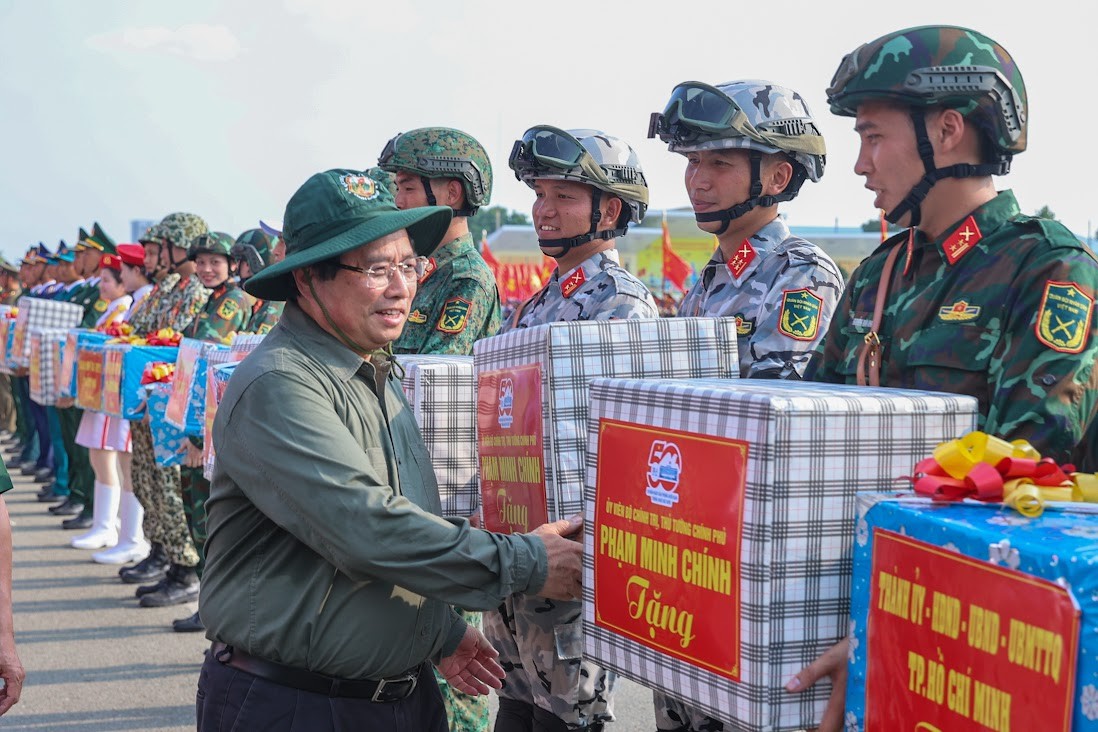 Phiên bản chính thức của 555Win Chính phủ Phạm Minh Chính động viên, tặng quà các lực lượng Quân đội, dân quân tự vệ, Công an đang tập luyện để tham gia diễu binh, diễu hành kỷ niệm 50 năm Ngày Giải phóng miền Nam, thống nhất đất nước (30/4/1975-30/4/2025). Ảnh: VGP.