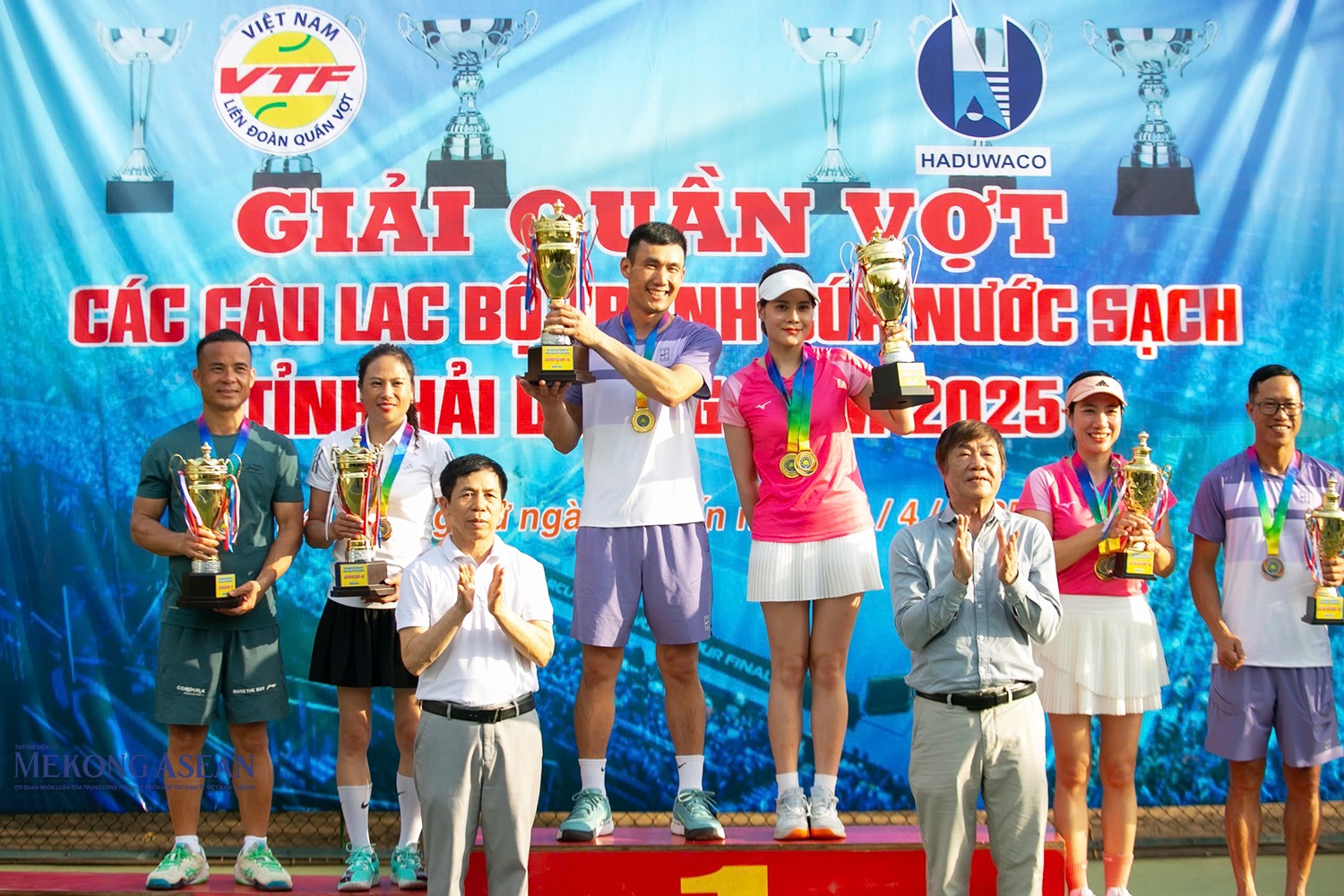 Ban tổ chức trao huy chương và cúp cho các vận động viên nội dung đôi nam nữ.